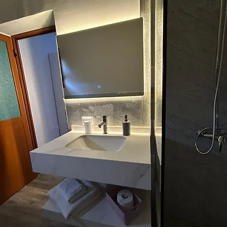 Kiki's 2 * Vlore